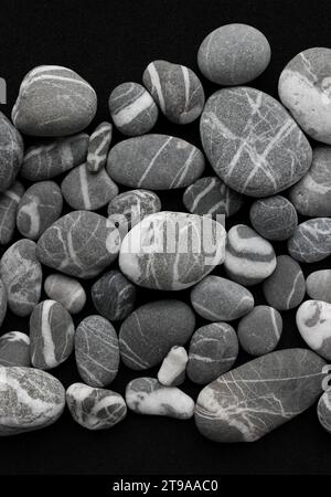 Variété galets gris avec veines de quartz blanc à l'intérieur de la photo verticale pour arrière-plans Banque D'Images