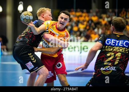 Odense, Danemark. 23 novembre 2023. Frederik Emil Pedersen (10) de GOG et Magnus Saugstrup (23) de SC Magdeburg vus dans le match de Ligue des champions de l'EHF entre GOG et SC Magdeburg au Jyske Bank Arena à Odense. (Crédit photo : Gonzales photo/Alamy Live News Banque D'Images