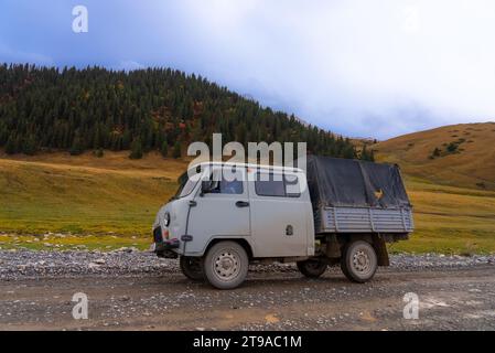 Vieux camion russe utilisé sur un chemin de terre rural au Kirghizistan Banque D'Images