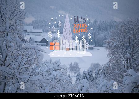 Carte de Noël traditionnelle avec décorations festives et fond enneigé Banque D'Images
