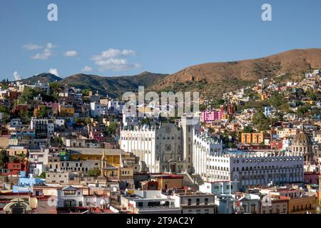 Vue sur la ville de Guanajuato contre un ciel dégagé, avec des montagnes majestueuses, des maisons charmantes et un paysage urbain animé Banque D'Images