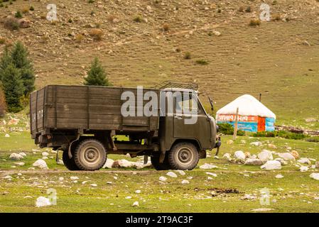 Vieux camion russe utilisé sur un chemin de terre rural au Kirghizistan Banque D'Images