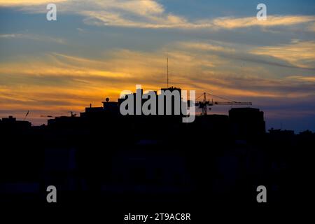 Coucher de soleil à tel Aviv, Israël regardant vers l'ouest depuis un toit dans Basel Street dans le quartier Old North Banque D'Images