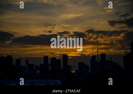 Lever du soleil à tel Aviv, Israël regardant vers l'ouest depuis un toit dans Basel Street dans le quartier Old North Banque D'Images