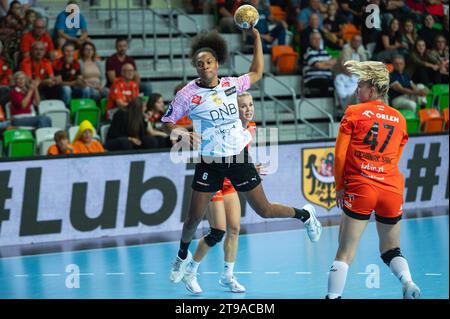 LUBIN, POLOGNE - 23 SEPTEMBRE 2023 : Handball EHF Champions League match féminin KGHM MKS Zaglebie Lubin - Vipers Kristiansand. En action Sercien-Ugolin Banque D'Images