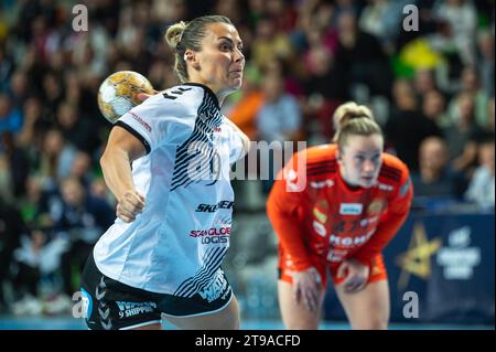 LUBIN, POLOGNE - 28 OCTOBRE 2023 : Handball EHF Champions League match féminin KGHM MKS Zaglebie Lubin - Team Esbjerg. En action Mork Nora. Banque D'Images