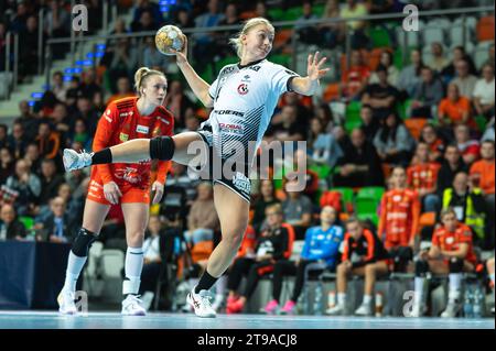 LUBIN, POLOGNE - 28 OCTOBRE 2023 : Handball EHF Champions League match féminin KGHM MKS Zaglebie Lubin - Team Esbjerg. Tir de pénalité Moller Michala Elsber Banque D'Images