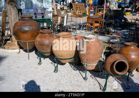 Poterie locale à vendre au marché aux puces hebdomadaire du samedi, Estremoz, Alentejo, Portugal Banque D'Images