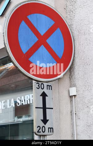 pas de parking à 30 mètres du panneau de passage Banque D'Images