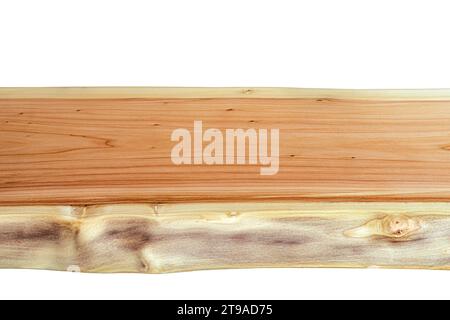 Planche en bois Live Edge avec beau grain et noeuds isolés sur fond blanc. Vue en perspective Banque D'Images