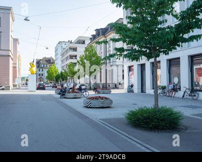 Romanshorn, Suisse - 29 mai 2023 : calme de la circulation devant la gare Banque D'Images