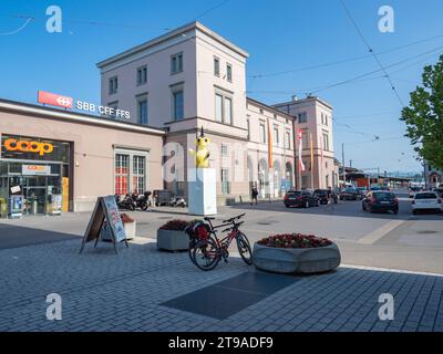 Romanshorn, Suisse - 29 mai 2023 : calme de la circulation devant la gare Banque D'Images