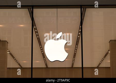 Berlin, Allemagne - 02 novembre 2022 : logo Apple sur l'Apple Store de Berlin. Banque D'Images