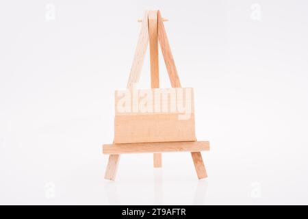 Blocs de construction mis sur trépied pour peinture sur fond blanc Banque D'Images