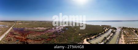 Image du drone, station balnéaire et marina d'Illmitz, parc national Seewinkel de Neusiedler, Illmitz, lac Neusiedl, Seewinkel, Burgenland, Autriche Banque D'Images