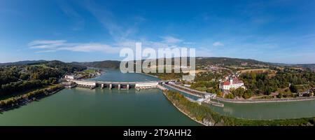 Image du drone, centrale électrique du Danube Ybbs Persenbeug, Persenbeug avec château de Persenbeug, Danube, Strudengau, Basse-Autriche, Autriche Banque D'Images