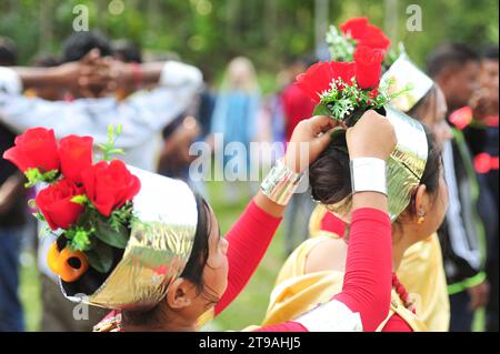 Khasi Seng Kut Snem Festival 2023 célébration 23 novembre 2023 Sylhet-Bangladesh : Khasi Tribe orne de leur tenue traditionnelle à l'occasion de célébrer Khasi Seng Kut Snem 2023 organisé par le Conseil social Khasi. Khasi Seng Kutsnem, un festival traditionnel de fin d'année de la communauté Khasi de la Division du Grand Sylhet, a eu lieu au champ Magurchhara Khasia Punji à Kamalganj. Sylhet Bangladesh Copyright : xMdxRafayatxHaquexKhanxxEyepixxGrx crédit : Imago/Alamy Live News Banque D'Images