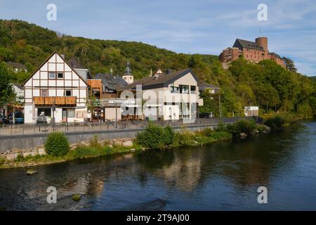 Vue sur le village avec le château de Hengebach et la rivière Rur, Heimbach, parc national de l'Eifel, Rhénanie du Nord-Westphalie, Allemagne Banque D'Images