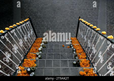 Un escalier décoré avec des fleurs de cempasuchil et des bougies le jour des morts Banque D'Images