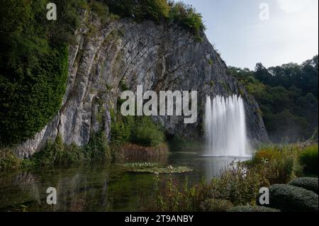 Grande fontain par la roche, marcher dans la plus petite ville médiévale dans le monde Durbuy sur la rivière Ourthe, Ardennen, Belgique en journée ensoleillée Banque D'Images