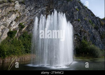 Grande fontain par la roche, marcher dans la plus petite ville médiévale dans le monde Durbuy sur la rivière Ourthe, Ardennen, Belgique en journée ensoleillée Banque D'Images