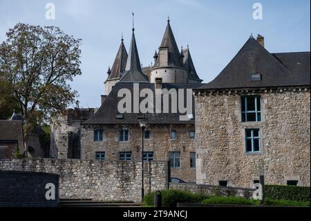 Marcher dans la plus petite ville médiévale dans le monde Durbuy sur la rivière Ourthe, Ardennen, Belgique en journée ensoleillée Banque D'Images