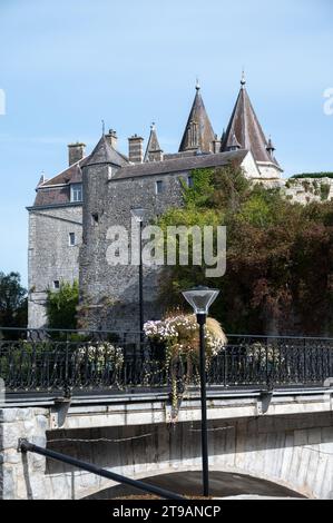 Marcher dans la plus petite ville médiévale dans le monde Durbuy sur la rivière Ourthe, Ardennen, Belgique en journée ensoleillée Banque D'Images