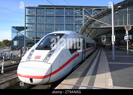 Berlin, Allemagne - 03 novembre 2022 : un train à grande vitesse sur la gare centrale de Berlin - Berlin Hauptbahnhof. Banque D'Images