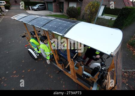 France. 24 novembre 2023. © PHOTOPQR/VOIX DU NORD/BAZIZ CHIBANE ; 24/11/2023 ; TRESSIN - le : 24/11/2023 - un ramassage scolaire en velo charrette en bois a ete mis en place par la mairie. PHOTO : BAZIZ CHIBANE/LA VOIX DU NORD Tressin, France, 24 nov 2023. Un trajet en bus scolaire en chariot en bois a été mis en place par la mairie crédit : MAXPPP/Alamy Live News Banque D'Images