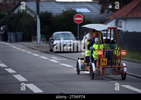 France. 24 novembre 2023. © PHOTOPQR/VOIX DU NORD/BAZIZ CHIBANE ; 24/11/2023 ; TRESSIN - le : 24/11/2023 - un ramassage scolaire en velo charrette en bois a ete mis en place par la mairie. PHOTO : BAZIZ CHIBANE/LA VOIX DU NORD Tressin, France, 24 nov 2023. Un trajet en bus scolaire en chariot en bois a été mis en place par la mairie crédit : MAXPPP/Alamy Live News Banque D'Images