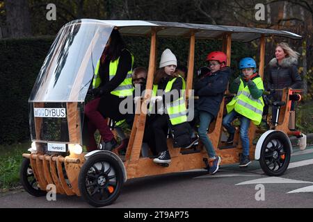 France. 24 novembre 2023. © PHOTOPQR/VOIX DU NORD/BAZIZ CHIBANE ; 24/11/2023 ; TRESSIN - le : 24/11/2023 - un ramassage scolaire en velo charrette en bois a ete mis en place par la mairie. PHOTO : BAZIZ CHIBANE/LA VOIX DU NORD Tressin, France, 24 nov 2023. Un trajet en bus scolaire en chariot en bois a été mis en place par la mairie crédit : MAXPPP/Alamy Live News Banque D'Images