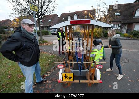 France. 24 novembre 2023. © PHOTOPQR/VOIX DU NORD/BAZIZ CHIBANE ; 24/11/2023 ; TRESSIN - le : 24/11/2023 - un ramassage scolaire en velo charrette en bois a ete mis en place par la mairie. PHOTO : BAZIZ CHIBANE/LA VOIX DU NORD Tressin, France, 24 nov 2023. Un trajet en bus scolaire en chariot en bois a été mis en place par la mairie crédit : MAXPPP/Alamy Live News Banque D'Images