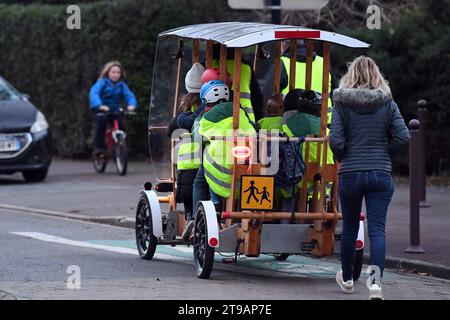 France. 24 novembre 2023. © PHOTOPQR/VOIX DU NORD/BAZIZ CHIBANE ; 24/11/2023 ; TRESSIN - le : 24/11/2023 - un ramassage scolaire en velo charrette en bois a ete mis en place par la mairie. PHOTO : BAZIZ CHIBANE/LA VOIX DU NORD Tressin, France, 24 nov 2023. Un trajet en bus scolaire en chariot en bois a été mis en place par la mairie crédit : MAXPPP/Alamy Live News Banque D'Images