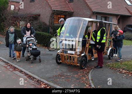 France. 24 novembre 2023. © PHOTOPQR/VOIX DU NORD/BAZIZ CHIBANE ; 24/11/2023 ; TRESSIN - le : 24/11/2023 - un ramassage scolaire en velo charrette en bois a ete mis en place par la mairie. PHOTO : BAZIZ CHIBANE/LA VOIX DU NORD Tressin, France, 24 nov 2023. Un trajet en bus scolaire en chariot en bois a été mis en place par la mairie crédit : MAXPPP/Alamy Live News Banque D'Images