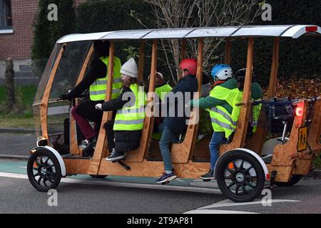 France. 24 novembre 2023. © PHOTOPQR/VOIX DU NORD/BAZIZ CHIBANE ; 24/11/2023 ; TRESSIN - le : 24/11/2023 - un ramassage scolaire en velo charrette en bois a ete mis en place par la mairie. PHOTO : BAZIZ CHIBANE/LA VOIX DU NORD Tressin, France, 24 nov 2023. Un trajet en bus scolaire en chariot en bois a été mis en place par la mairie crédit : MAXPPP/Alamy Live News Banque D'Images