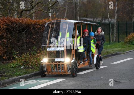 France. 24 novembre 2023. © PHOTOPQR/VOIX DU NORD/BAZIZ CHIBANE ; 24/11/2023 ; TRESSIN - le : 24/11/2023 - un ramassage scolaire en velo charrette en bois a ete mis en place par la mairie. PHOTO : BAZIZ CHIBANE/LA VOIX DU NORD Tressin, France, 24 nov 2023. Un trajet en bus scolaire en chariot en bois a été mis en place par la mairie crédit : MAXPPP/Alamy Live News Banque D'Images