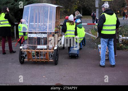 France. 24 novembre 2023. © PHOTOPQR/VOIX DU NORD/BAZIZ CHIBANE ; 24/11/2023 ; TRESSIN - le : 24/11/2023 - un ramassage scolaire en velo charrette en bois a ete mis en place par la mairie. PHOTO : BAZIZ CHIBANE/LA VOIX DU NORD Tressin, France, 24 nov 2023. Un trajet en bus scolaire en chariot en bois a été mis en place par la mairie crédit : MAXPPP/Alamy Live News Banque D'Images