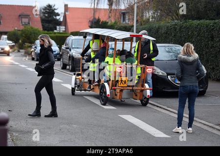 France. 24 novembre 2023. © PHOTOPQR/VOIX DU NORD/BAZIZ CHIBANE ; 24/11/2023 ; TRESSIN - le : 24/11/2023 - un ramassage scolaire en velo charrette en bois a ete mis en place par la mairie. PHOTO : BAZIZ CHIBANE/LA VOIX DU NORD Tressin, France, 24 nov 2023. Un trajet en bus scolaire en chariot en bois a été mis en place par la mairie crédit : MAXPPP/Alamy Live News Banque D'Images