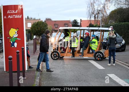 France. 24 novembre 2023. © PHOTOPQR/VOIX DU NORD/BAZIZ CHIBANE ; 24/11/2023 ; TRESSIN - le : 24/11/2023 - un ramassage scolaire en velo charrette en bois a ete mis en place par la mairie. PHOTO : BAZIZ CHIBANE/LA VOIX DU NORD Tressin, France, 24 nov 2023. Un trajet en bus scolaire en chariot en bois a été mis en place par la mairie crédit : MAXPPP/Alamy Live News Banque D'Images