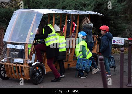 France. 24 novembre 2023. © PHOTOPQR/VOIX DU NORD/BAZIZ CHIBANE ; 24/11/2023 ; TRESSIN - le : 24/11/2023 - un ramassage scolaire en velo charrette en bois a ete mis en place par la mairie. PHOTO : BAZIZ CHIBANE/LA VOIX DU NORD Tressin, France, 24 nov 2023. Un trajet en bus scolaire en chariot en bois a été mis en place par la mairie crédit : MAXPPP/Alamy Live News Banque D'Images