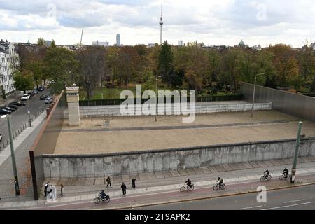 Berlin, Allemagne - 02 novembre 2022 : personnes près du Mémorial du mur de Berlin (Gedenkstätte Berliner Mauer). Banque D'Images