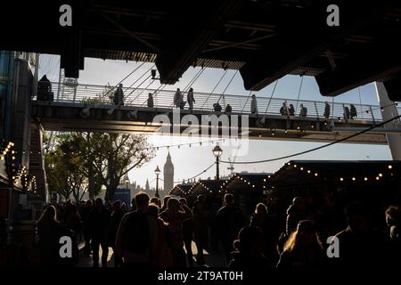 Une promenade de la Reine bondée sur le Southbank et des piétons au-dessus de la passerelle de Hungerford, le 23 novembre 2023, à Londres, Angleterre. Banque D'Images