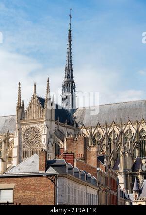 Impression d'Amiens, ville et commune du nord de la France. Il montre la cathédrale d'Amiens dans une ambiance ensoleillée Banque D'Images