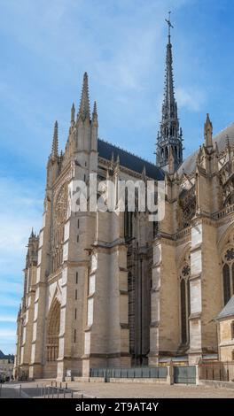 Impression d'Amiens, ville et commune du nord de la France. Il montre la cathédrale d'Amiens dans une ambiance ensoleillée Banque D'Images