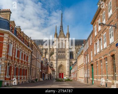 Impression d'Amiens, ville et commune du nord de la France. Il montre la cathédrale d'Amiens entourée de façades de maisons historiques Banque D'Images