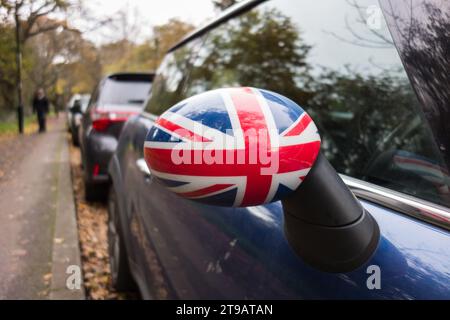 Gros plan d'un rétroviseur latéral Mini Cooper Union Jack du côté droit Banque D'Images