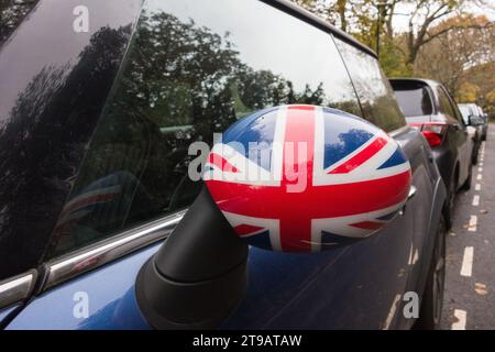 Gros plan d'un rétroviseur latéral Mini Cooper Union Jack du côté gauche Banque D'Images