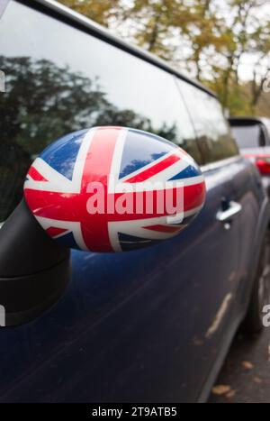 Gros plan d'un rétroviseur latéral Mini Cooper Union Jack du côté gauche Banque D'Images