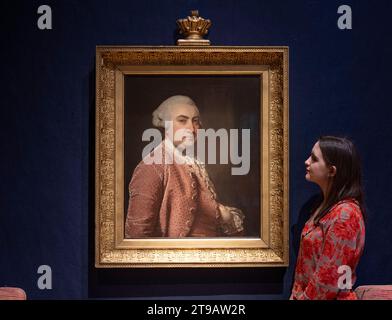Londres, Royaume-Uni. 24 novembre 2023. Christie's dévoile l'exposition complète de prévente avant la vente aux enchères d'Ombersley court : The Collection of Lord and Lady Sandys le 29 novembre 2023. Assemblé pendant plus de 450 ans par des membres des familles Sandys et Hill, la vente est menée par un important groupe de quatre scènes navales monumentales de Willem van de Velde le Jeune et Studio. Image : Sir Joshua Reynolds, Portrait d'Edwin, 2e baron Sandys (1726-1797), demi-longueur, dans un gilet et une veste en velours rose et vert, estimation : £200,000-300,000. Crédit : Malcolm Park/Alamy Live News Banque D'Images