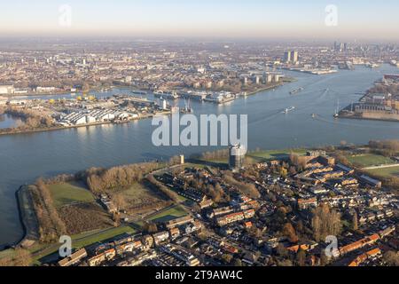 Vue aérienne rivière néerlandaise Nieuwe Maas près de Rotterdam avec ports et quartier résidentiel Banque D'Images